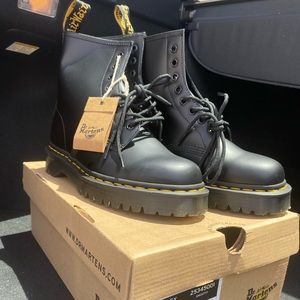 Dr. Marten 1460 smooth leather lace up Boots